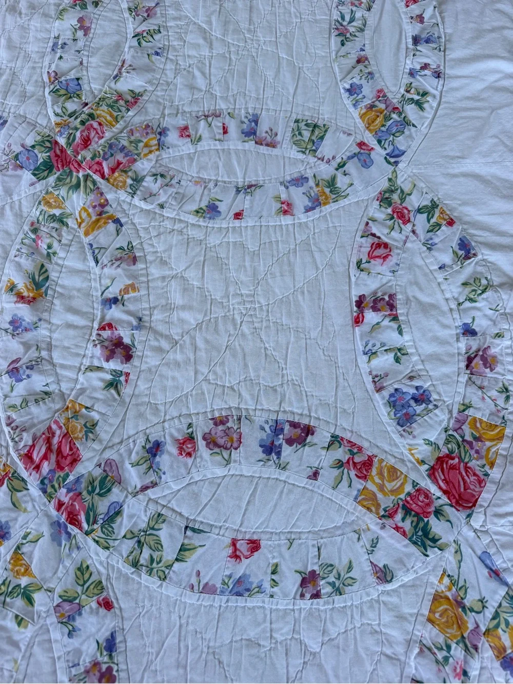 VTG 90s Floral Double Wedding Ring Quilt Scallop Edge Hand Quilted 84x100 READ